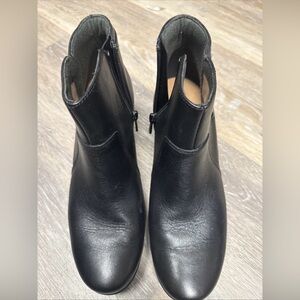 Clarks Ankle Solid Black Zip up Size 8M closed toe block heel leather
